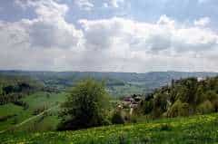 Au-fond-coule-un-village