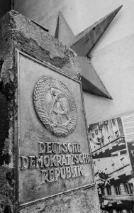 Stèle à l'entrée du musée