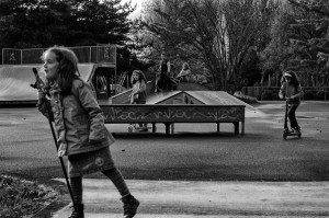 Des enfants sur un skate park