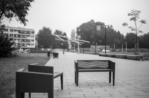 un banc dans une allée