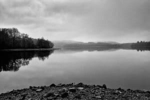 Un lac sous un paysage de brume