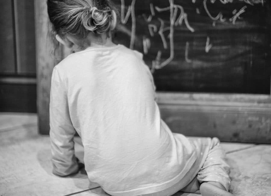 La jeune fille et la craie