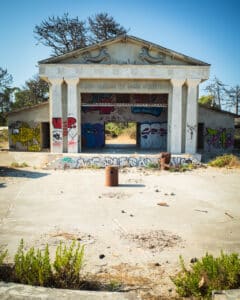 Un amphithéatre en ruine couvert de graf